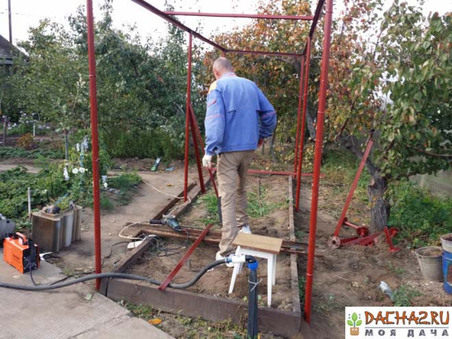 Каркас с крышей металлической шпалеры на дачном участке