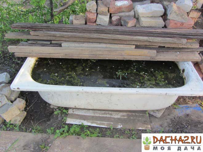 Старая ванна с натуральными удобрениями и крышкой